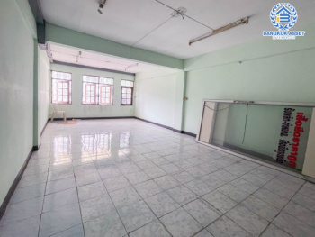 *****อาคารพาณิชย์มือสองย่านกรุงเทพฯ อาคารพาณิชย์ ประชาอุทิศ81 เนื้อที่กว้างขวางเกือบ 23 ตร.ว. มาพร้อมฟังก์ชัน 6 ห้องนอน 5 ห้องน้ำ ที่จอดรถ 1 คัน แถมฟรี! เครื่องปรับอากาศ 2 เครื่อง พื้นที่ใช้สอยเยอะ ตั้งอยู่บนทำเลเดินทางสะดวก เชื่อมต่อถนนประชาอุทิศ, ถนนสุขสวัสดิ์, ถนนราษฎบูรณะ